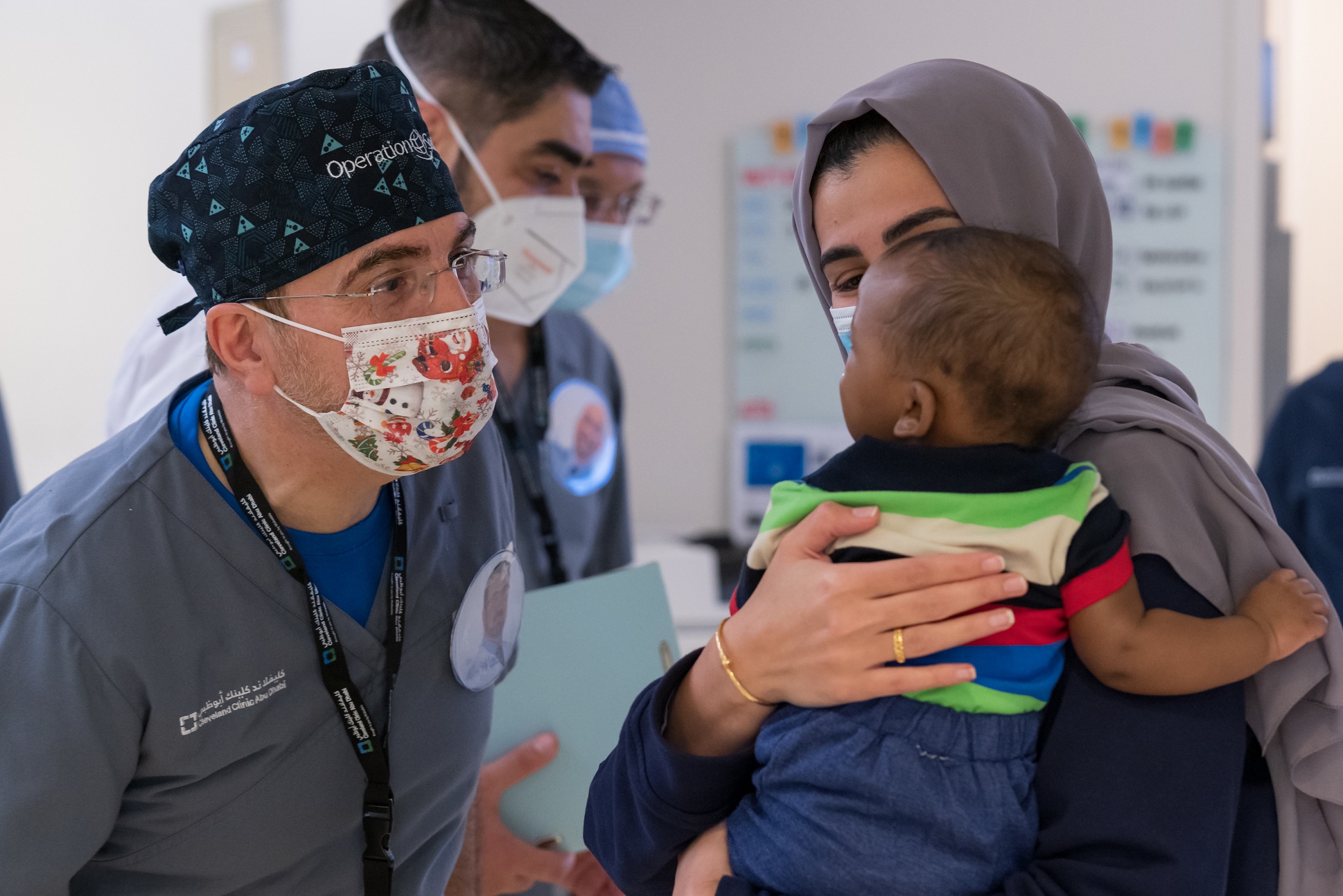 “مستشفى كليفلاند كلينك أبوظبي ومؤسسة عملية الابتسامة الإماراتية يقدمان إجراءات جراحية علاجية للمصابين بمشاكل خلقية في الوجه”