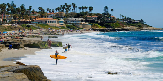 على موجة كاليفورنيا: استمتعوا بركوب الأمواج في شواطئ كاليفورنيا الساحرة بالتزامن مع احتفالات “الولاية الذهبية” باليوم السنوي المحلي السادس للركمجة